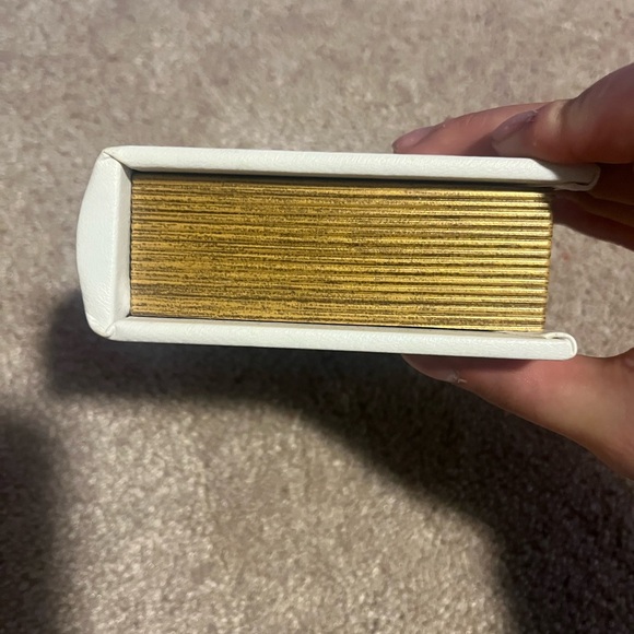 Hollow White and Gold Alice in Wonderland Art Book - Picture 7 of 12